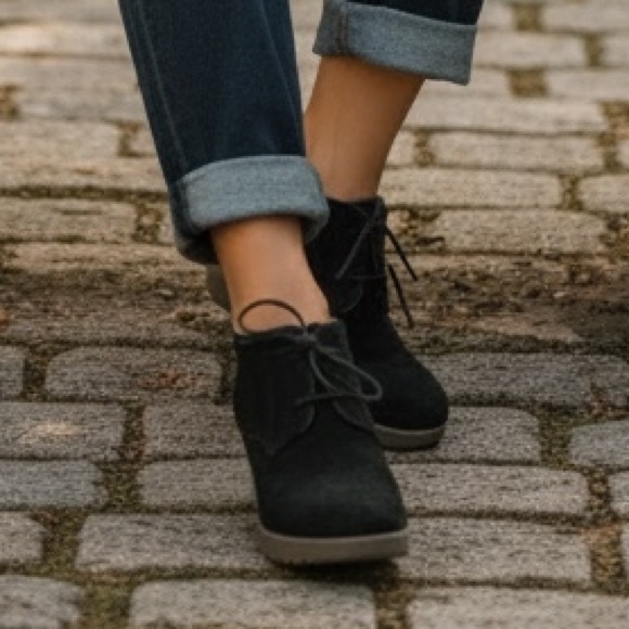 Black Suede Lands End Women's Chalet Ankle Boots - Picture 7 of 7